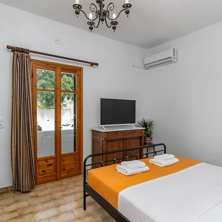 Granny's Yard * Adámasz